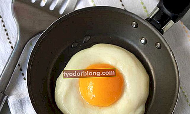 Hvordan lage stekt egg uten olje, bare bruke vann